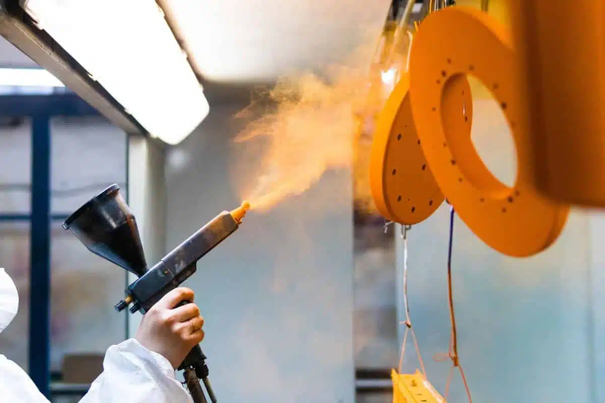 C8 Operarios en actividades de tratamientos superficiales de piezas de metal: desengrasado, limpieza, decapado, recubrimiento, pintura 8 / 20 horas